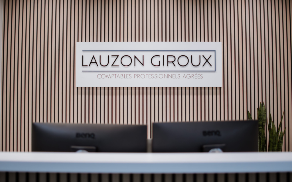 Image d'un mur avec une affiche du logo de Lauzon Giroux Comptables Professionnels Agrées à Blainville